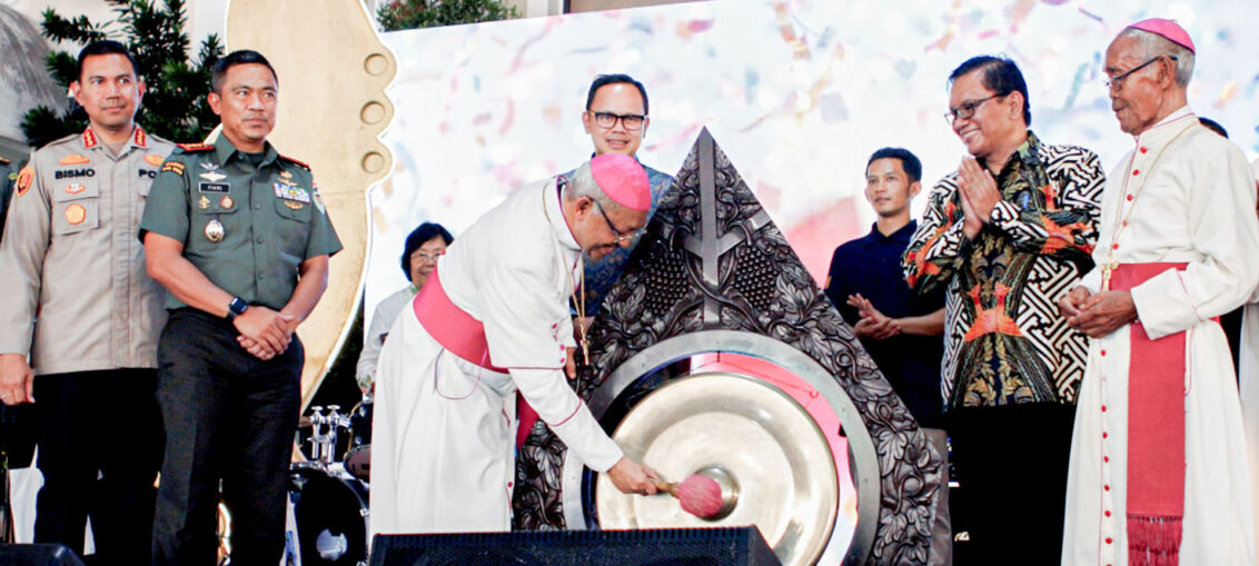 Uskup Bogor Mgr Paskalis Bruno Syukur bersama tokoh pemerintahan dan tokoh agama menabuh gong sebagai tanda dibukanya Perayaan 75th Keuskupan Bogor selama 1 tahun ke depan. Foto: Theonaldo Vincentius