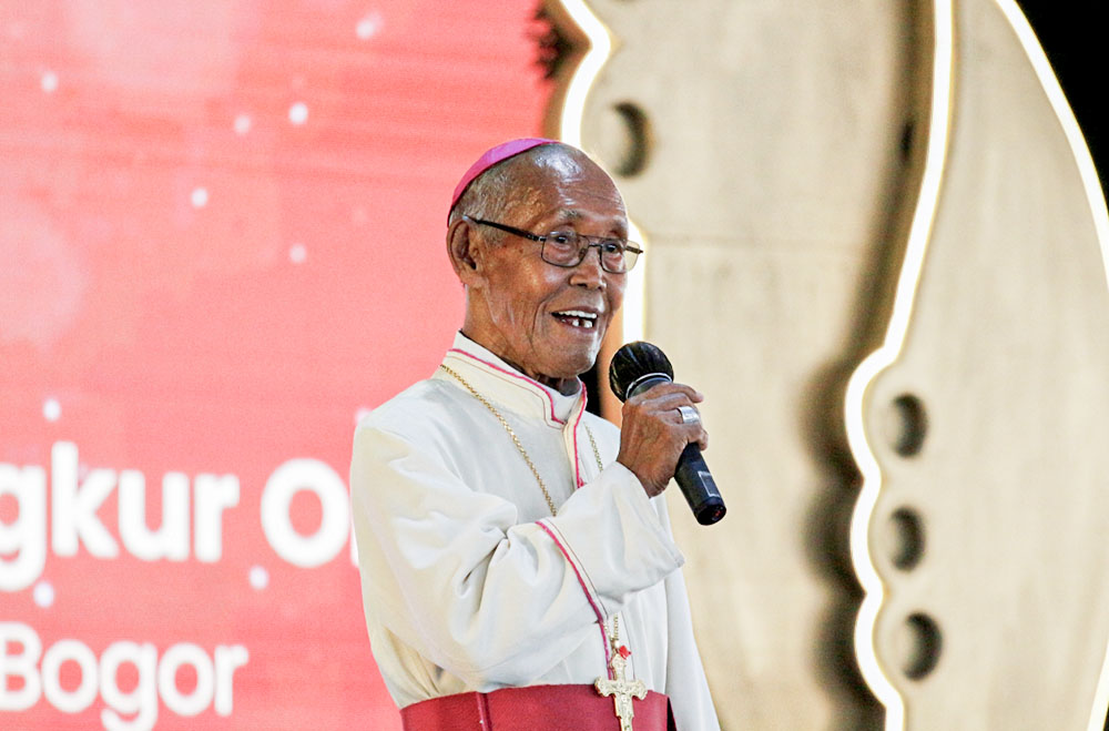 Uskup Emeritus Keuskupan Bogor Mgr Michael Cosmas Angkur bercerita terkait perkembangan Keuskupan Bogor sejak awal. Foto: Theonaldo Vincentius