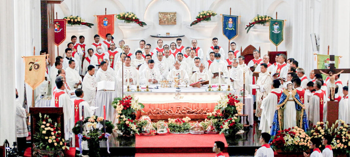 Uskup Paskalis dan para imam Keuskupan Bogor pada Misa Syukur Pembukaan 75th Keuskupan Bogor. Foto: Theonaldus Vicentius