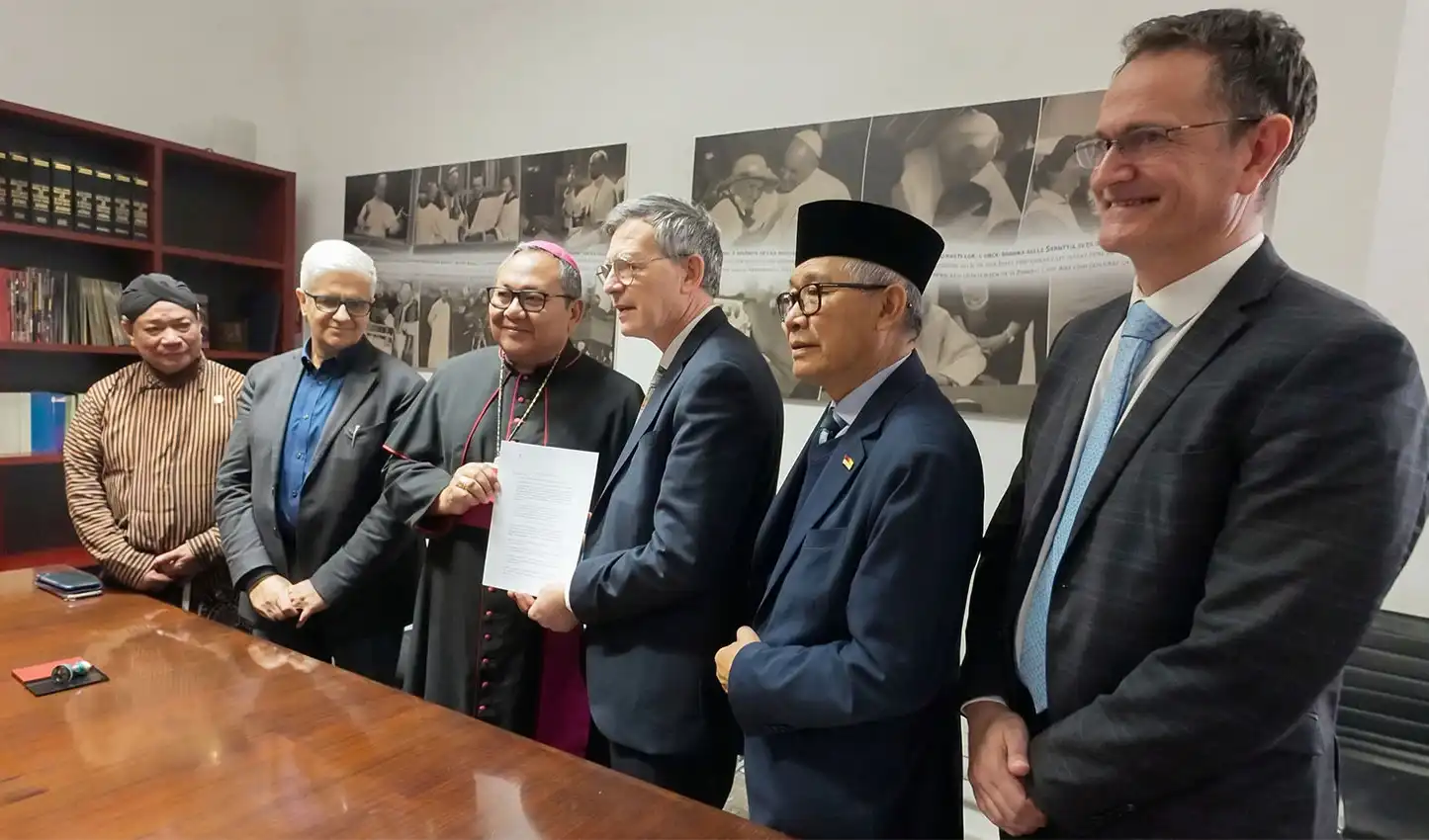 (Dari kanan ke Kanan) - Massimiliano Menicheti (Kepala Radio Vatican), Trias Kuncahyono (Dubes RI Untuk Takhta Suci), DR Paolo Ruffini (Prefek Dikasteri Komunikasi Takhta Suci, Vatikan), Mgr Agustinus Tri Budi Utomo (Ketua Komisi Komsos), Andrea Tornielli (Direktur Editorial Vatican News) dan AM Putut Prabantoro (Founder/ Penasihat PWKI). Foto: Dok. PWKI